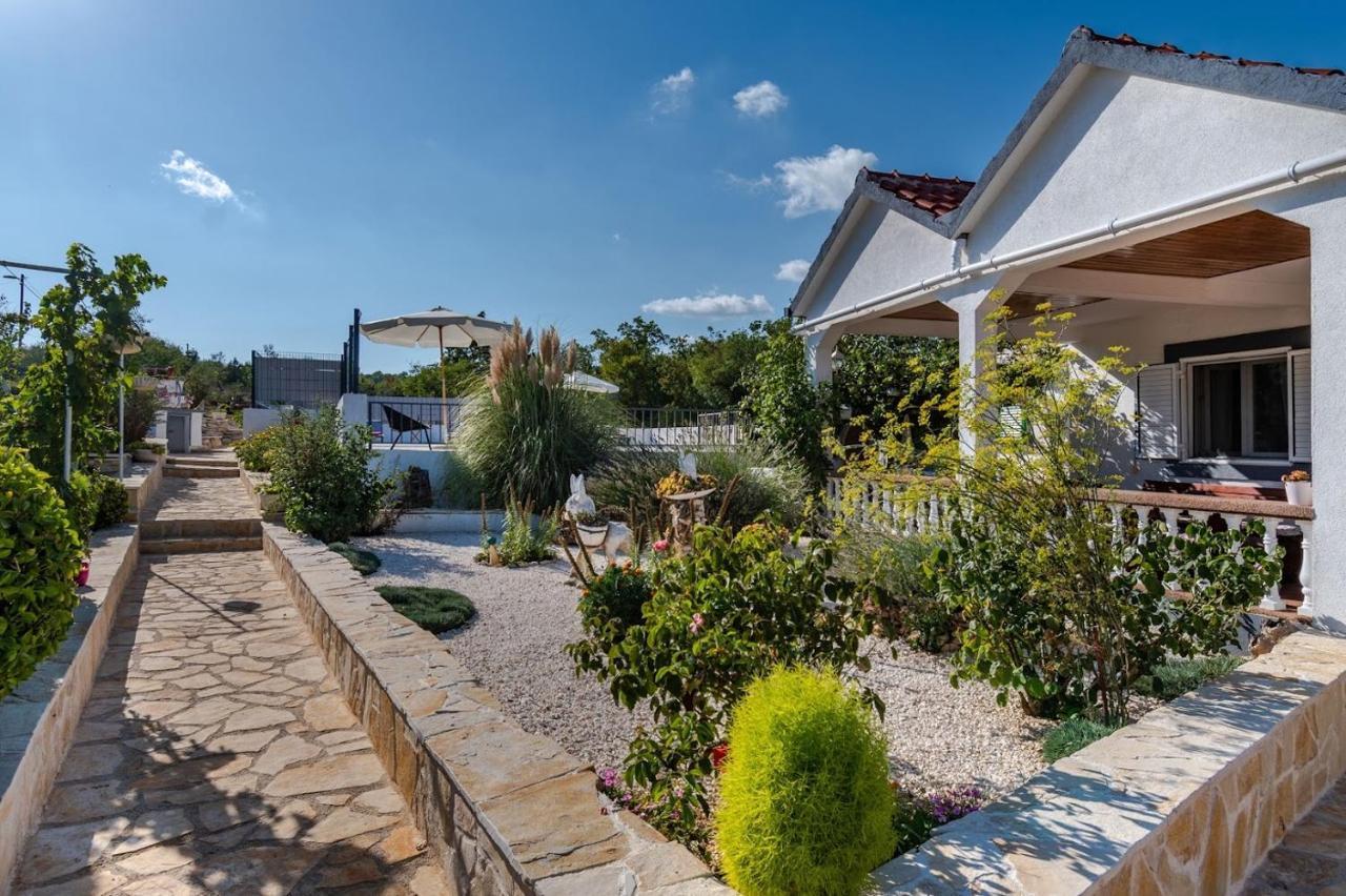 House Camellia With Fenced Pool And Playground Blizna Donja Exterior foto