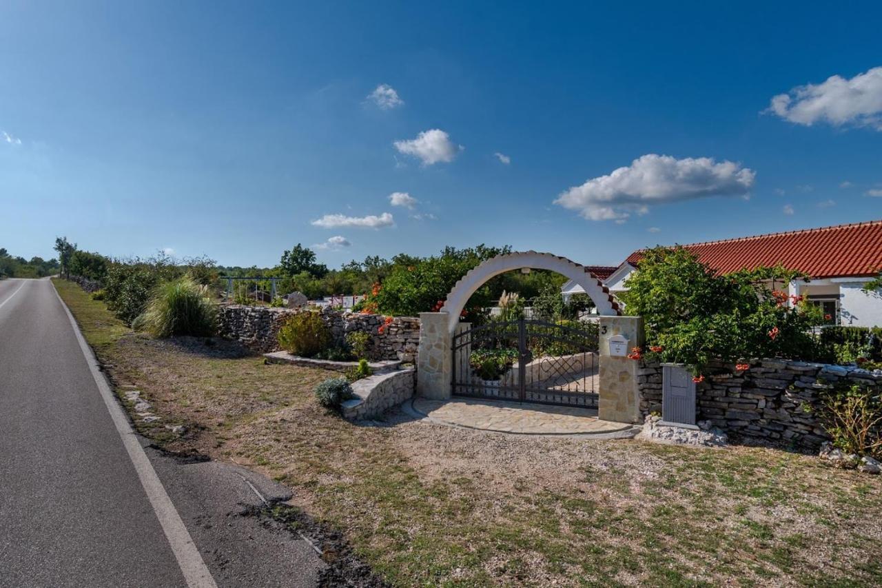House Camellia With Fenced Pool And Playground Blizna Donja Exterior foto