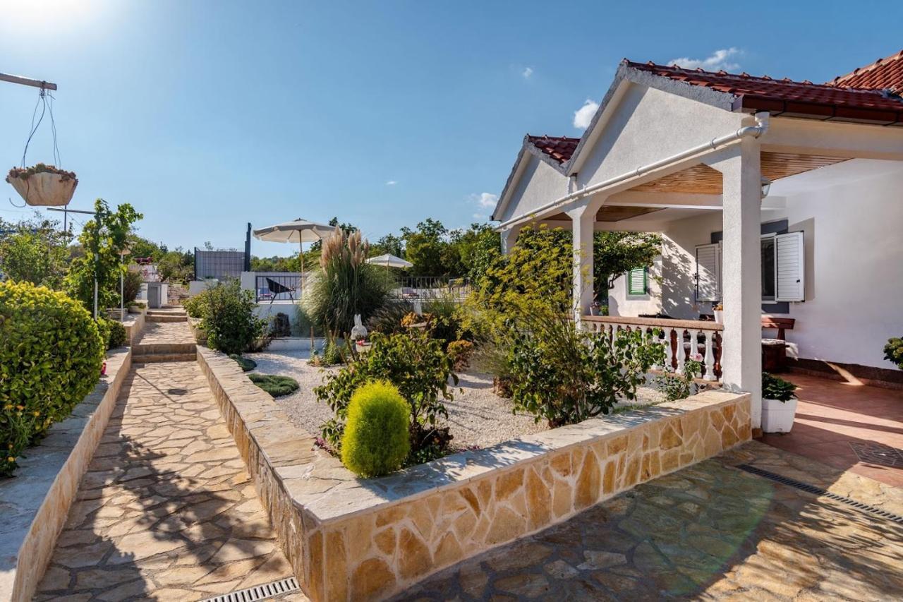 House Camellia With Fenced Pool And Playground Blizna Donja Exterior foto