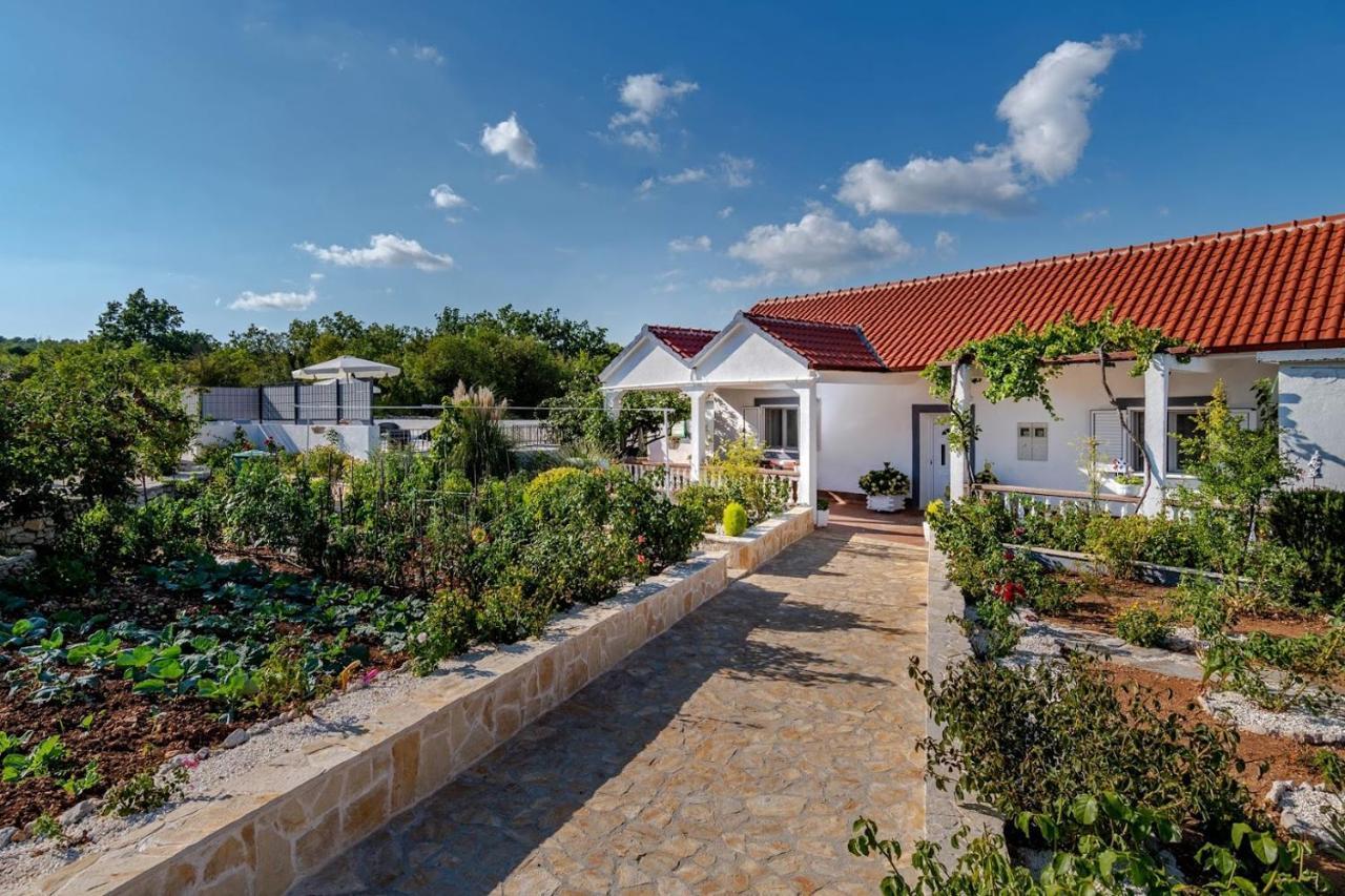 House Camellia With Fenced Pool And Playground Blizna Donja Exterior foto