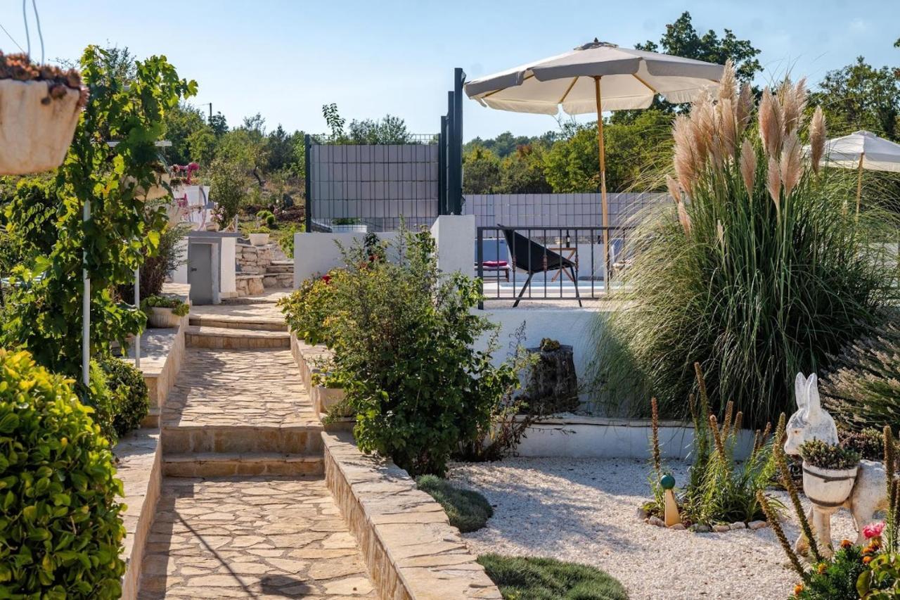 House Camellia With Fenced Pool And Playground Blizna Donja Exterior foto