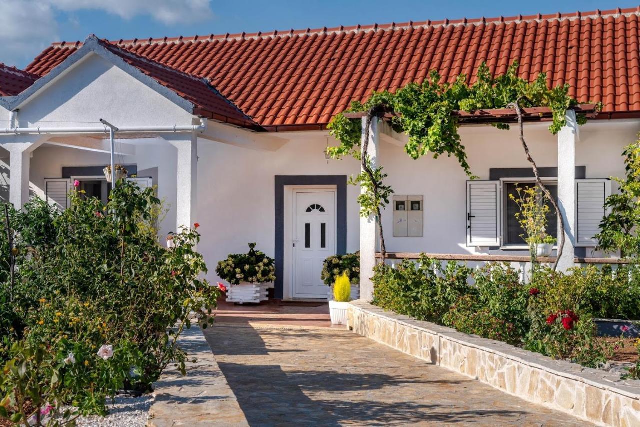 House Camellia With Fenced Pool And Playground Blizna Donja Exterior foto